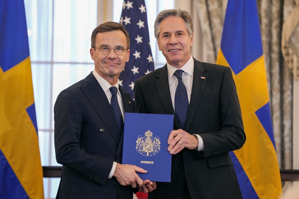 美国国务卿布林肯（右）从瑞典总理克里斯特森手中接过最后入盟文件。（美联社）(photo:UpMedia)