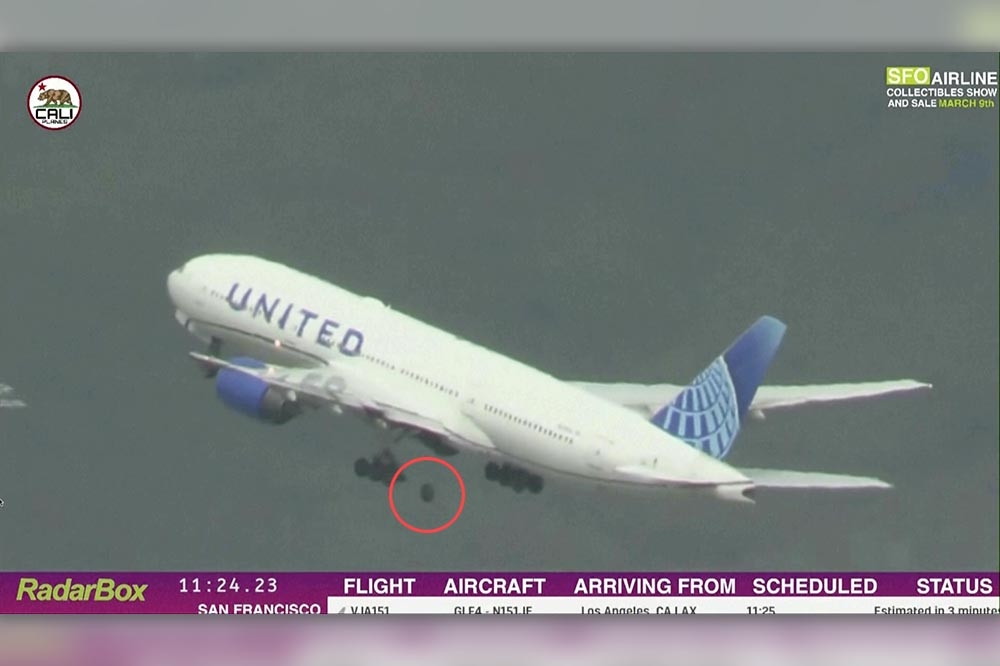 联合航空一架波音777客机，7日从旧金山起飞时，一个轮胎（红圈处）突然掉落。（美联社）(photo:UpMedia)