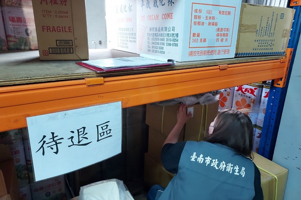 台南市衛生局追溯問題辣椒粉的流向，發現有部分被製成辣椒油販售給全聯。（資料照片／台南市衛生局提供）