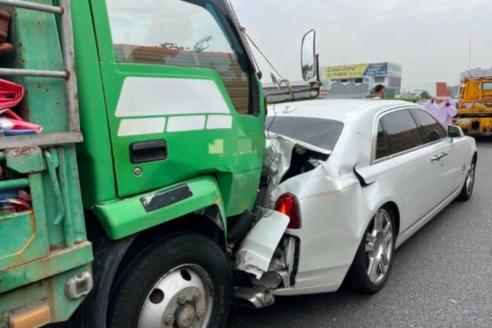 全聯創辦人林敏雄被誤傳今天開車在國道1號遭後方車追撞。（取自記者爆料網） 