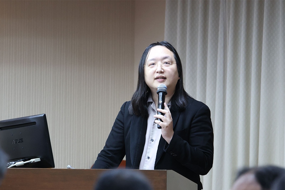 數位發展部長唐鳳（右）被指控，辦公室搬遷豪撒4億元，部門員工一年出國329天且開銷頗貴。（資料照片／王侑聖攝）