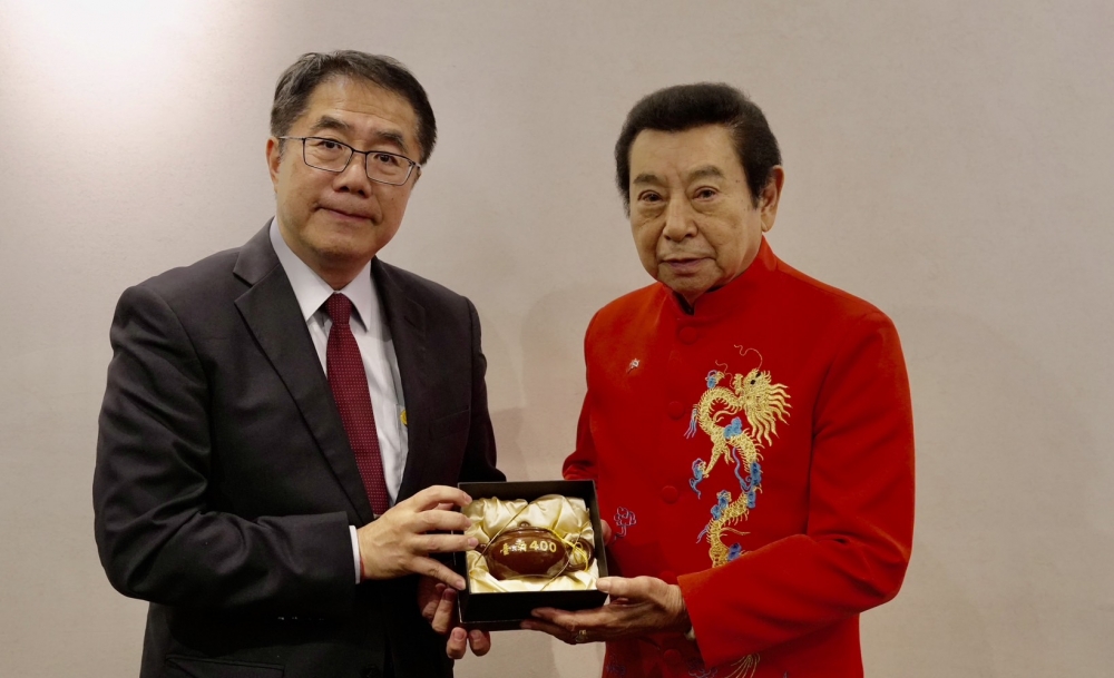 黃偉哲市長致贈台南400紀念茶壺給郭主席。(台南市政府提供)