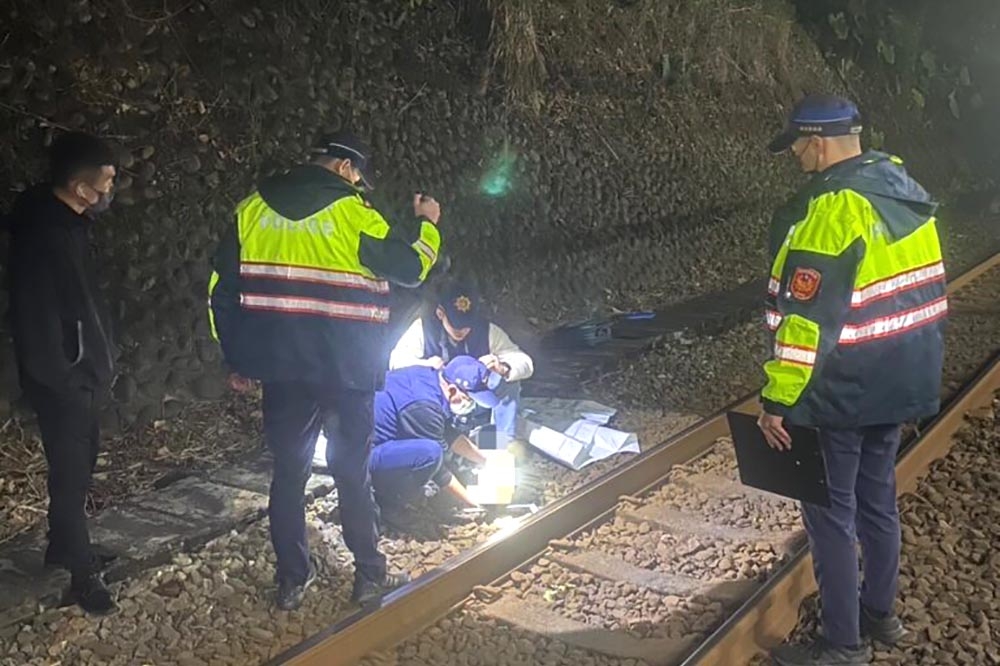 基隆市台鐵三坑車站昨晚6時許，尋獲疑似已風乾的頭蓋骨及大腿骨，警方初判為人體頭蓋骨。（取自記者爆料網）