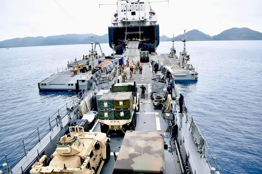 美軍將在巴丹群島開發港口。圖為美菲聯演時進行運補操演課目。（取自菲律賓海軍）