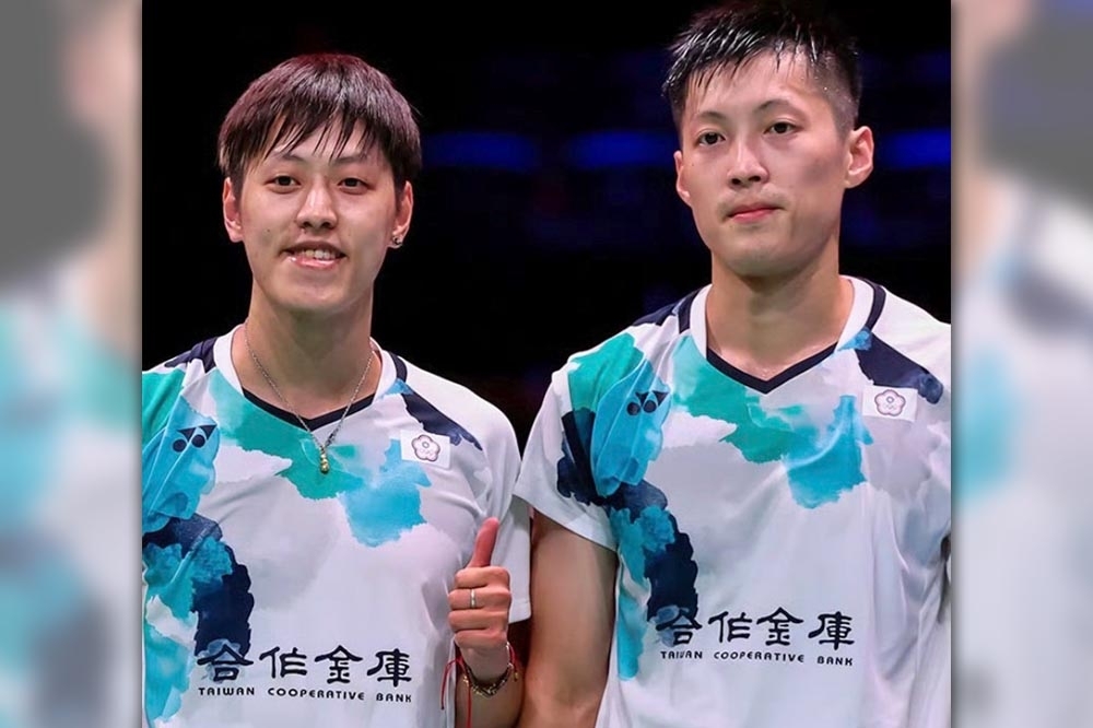 台灣羽球男雙組合李哲輝、楊博軒今天法國公開賽4強戰，擊退日本組合晉級冠軍賽。（取自BWF官方微博）
