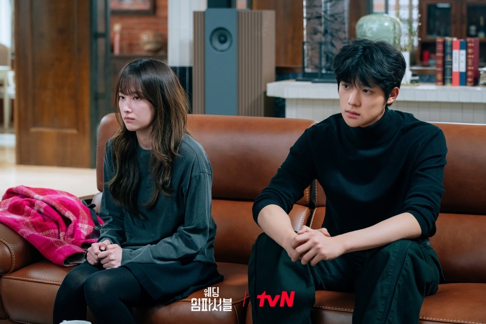 韓劇《不可能的婚禮》中，全鐘瑞（左）與文相敏（右）本該是叔嫂，兩人卻發展出意料之外的情感。曾主演《紙房子：韓國篇》的全鐘瑞說，《不可能的婚禮》搞笑的劇情讓她連性格都變得開朗了。（翻攝自tvN）