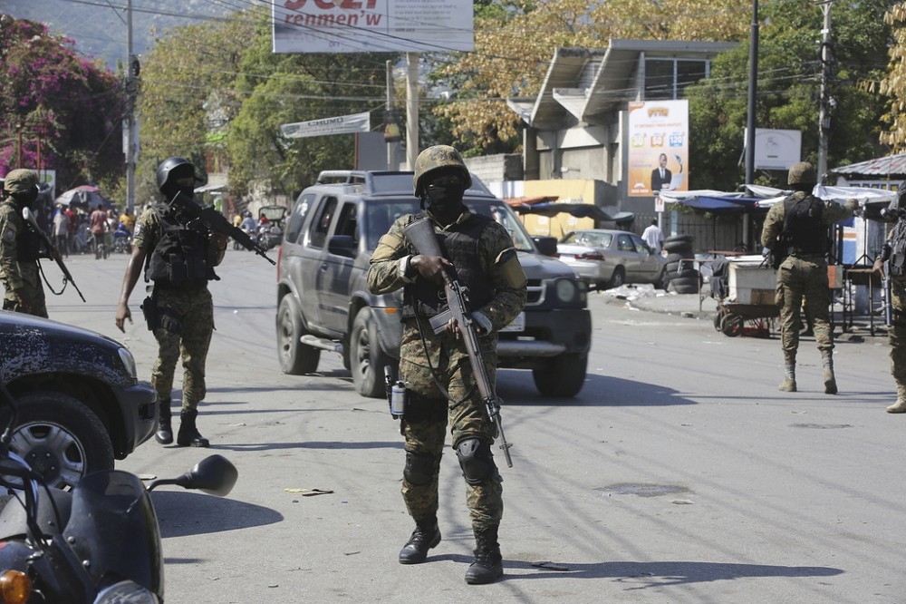 海地警方在擊退黑幫襲擊後，在首都太子港的三大車站附近設置警戒線。（美聯社）