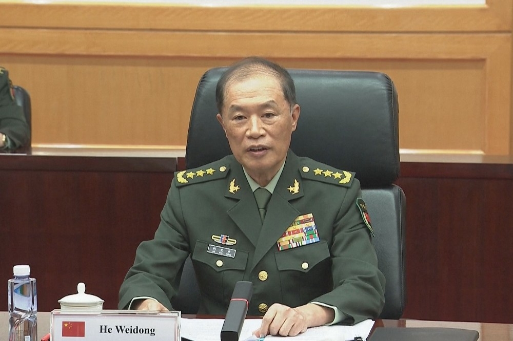 解放軍軍委副主席何衛東在兩會期間，誓言打擊「虛假作戰能力」。（截自影片）