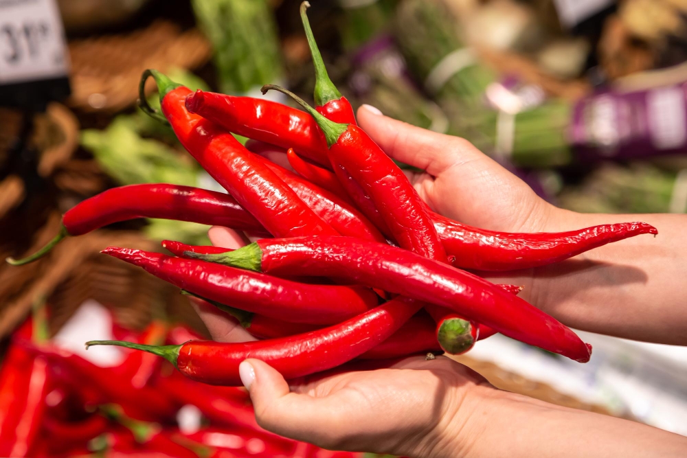 蘇丹紅風暴也讓國產辣椒的買氣狂跌，批發價僅剩去年同期的約3分之2。示意圖。（取自freepik）