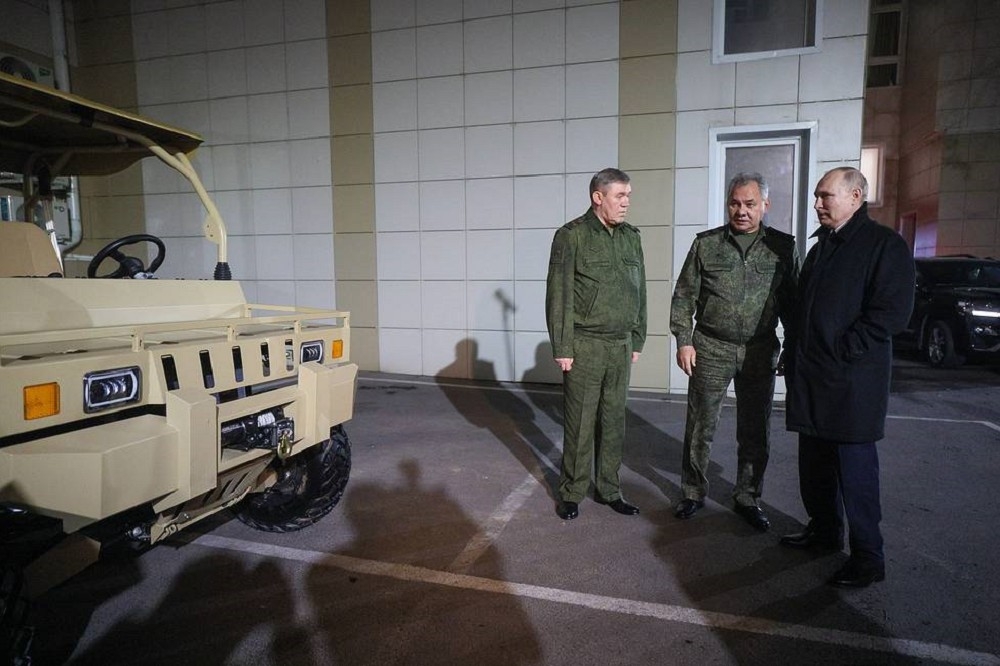 俄國總統普丁在國防部長紹伊古、總參謀長格拉西莫夫陪同下，視察新採購的陸製 Desertcross 1000-3 全地形車。這款車輛甚至被用於載運步兵衝入火線。（取自TASS）