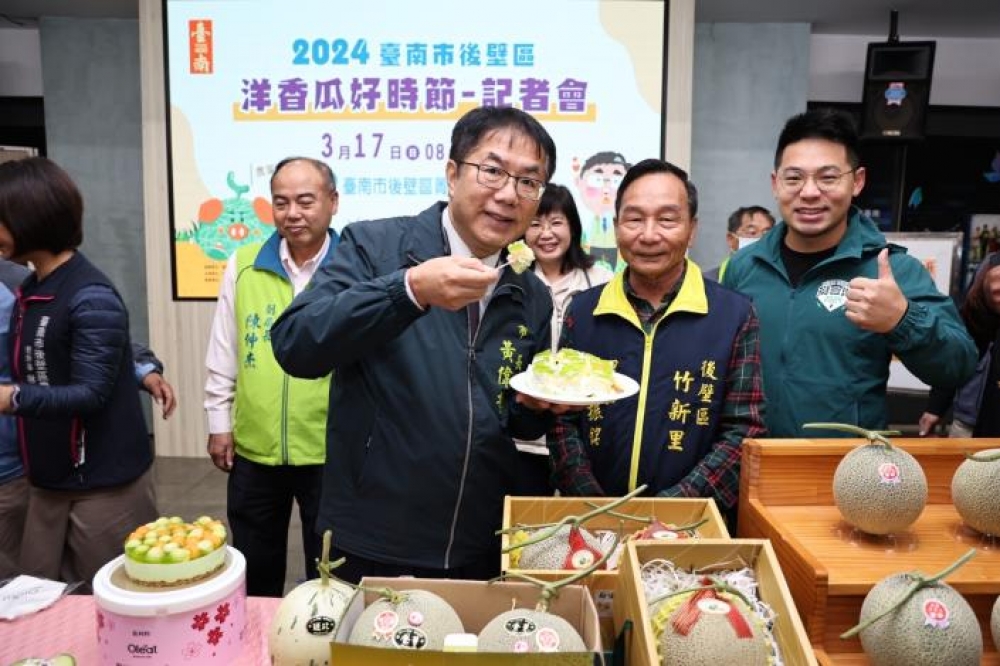 台南市長黃偉哲於記者發表會上，品嚐哈密瓜美食。(台南市政府提供)