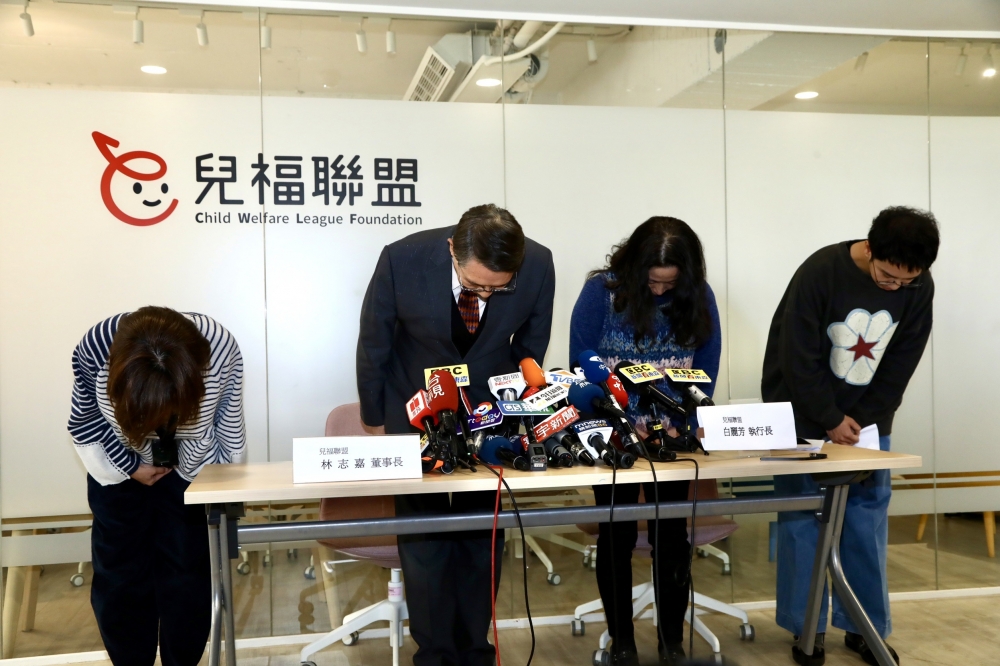 兒福聯盟董事長林志嘉（左2）與執行長白麗芳（右2）等幹部在記者會中鞠躬道歉。（王侑聖攝）