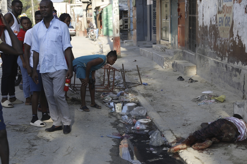 海地局勢惡化，總理亨利宣布辭職。圖為11日的首都太子港街頭。（美聯社）
