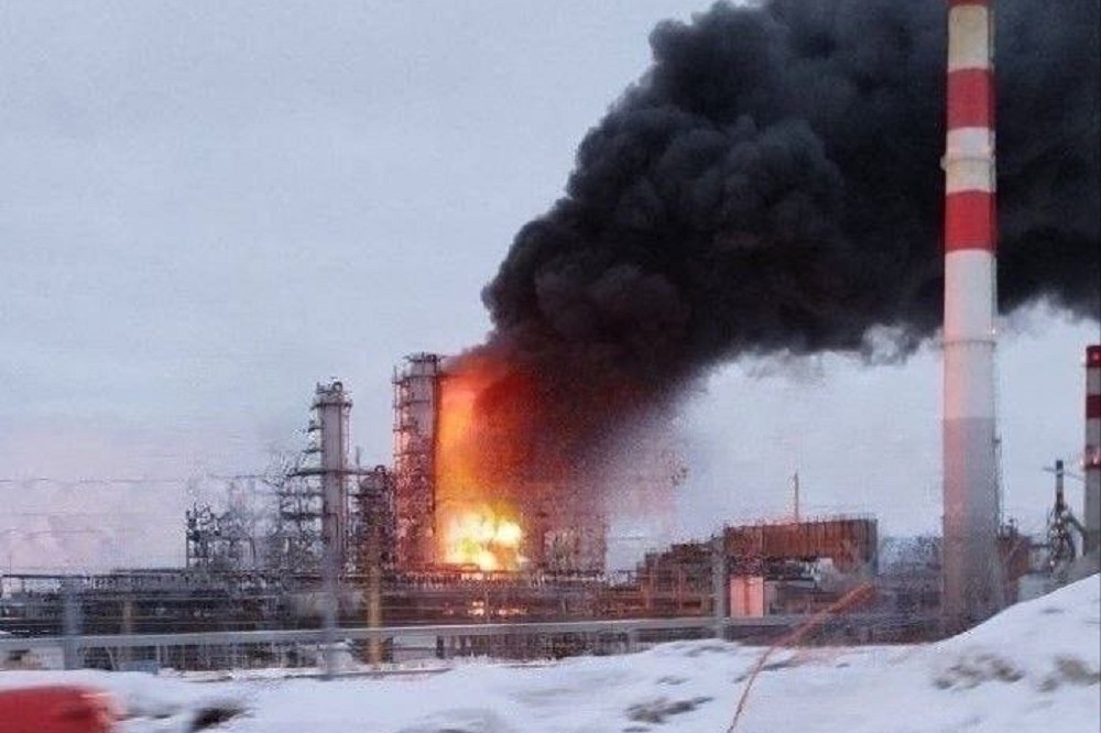 俄羅斯煉油設施在12日的烏克蘭無人機攻擊中被擊中起火。（取自X平台）