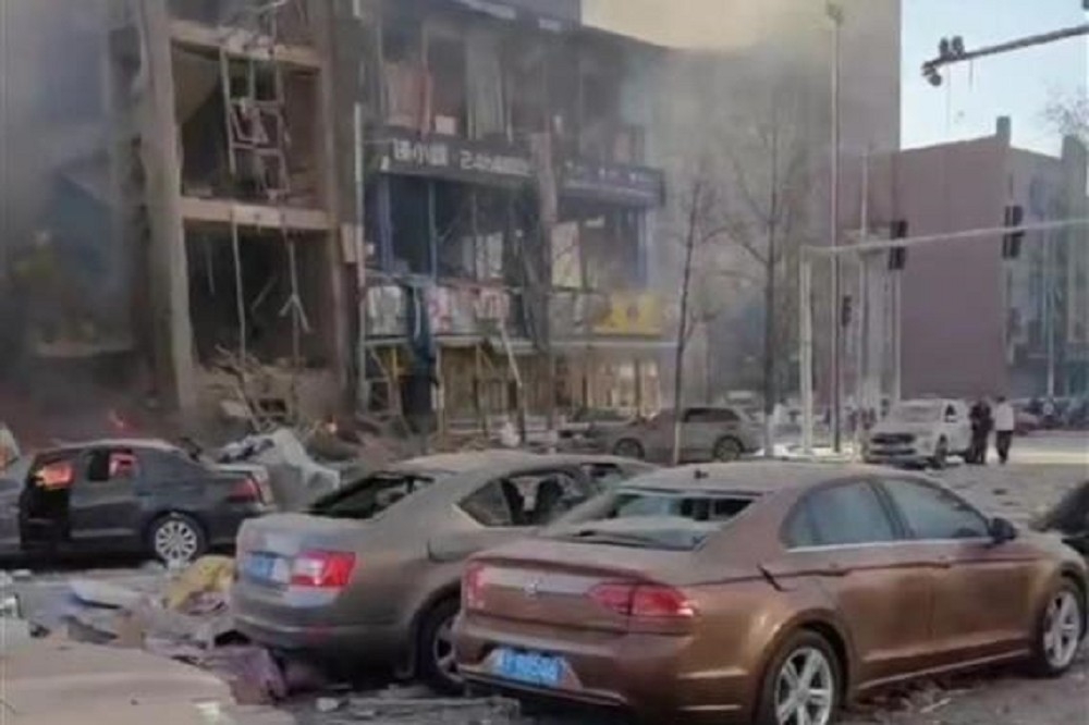 中國河北三河市燕郊鎮發生爆炸，現場猶如廢墟。（截自X平台影片）