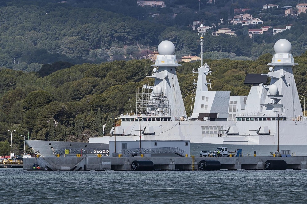 法國海軍2艘福賓級防空巡防艦停靠在碼頭旁，進行桅杆加裝PASEO XLR光電裝置工程。（取自Naval News）
