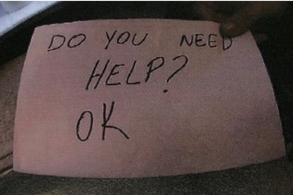 2021年，奧蘭多市一名服務生透過這張紙條，讓一名受虐的男童獲救。（圖片翻攝自WESH2新聞台）
