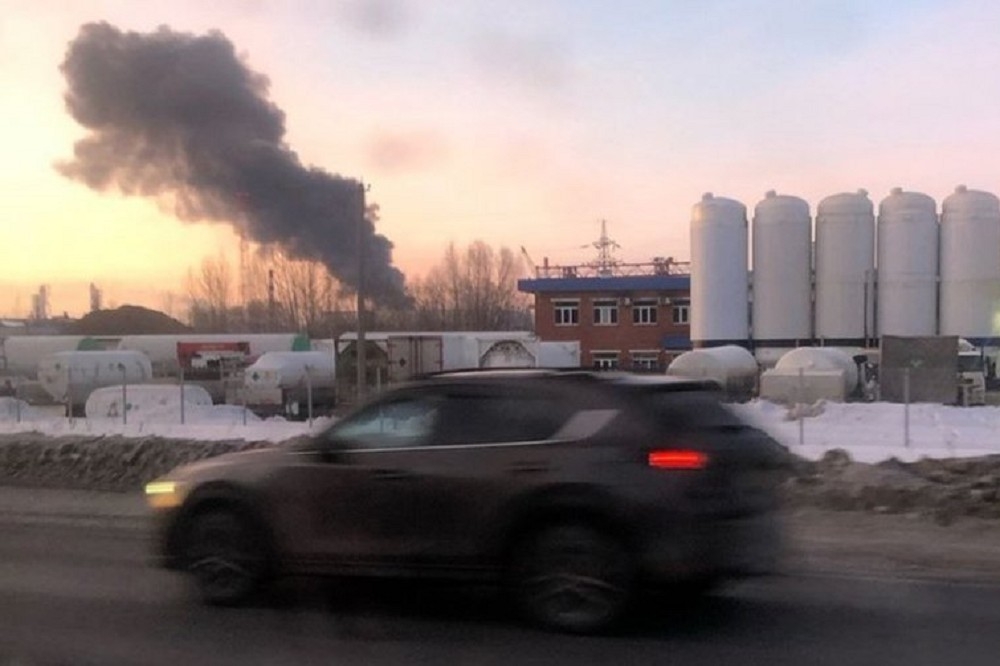 烏克蘭無人機襲擊俄羅斯煉油廠造成大火和濃煙。（截自X平台影片）