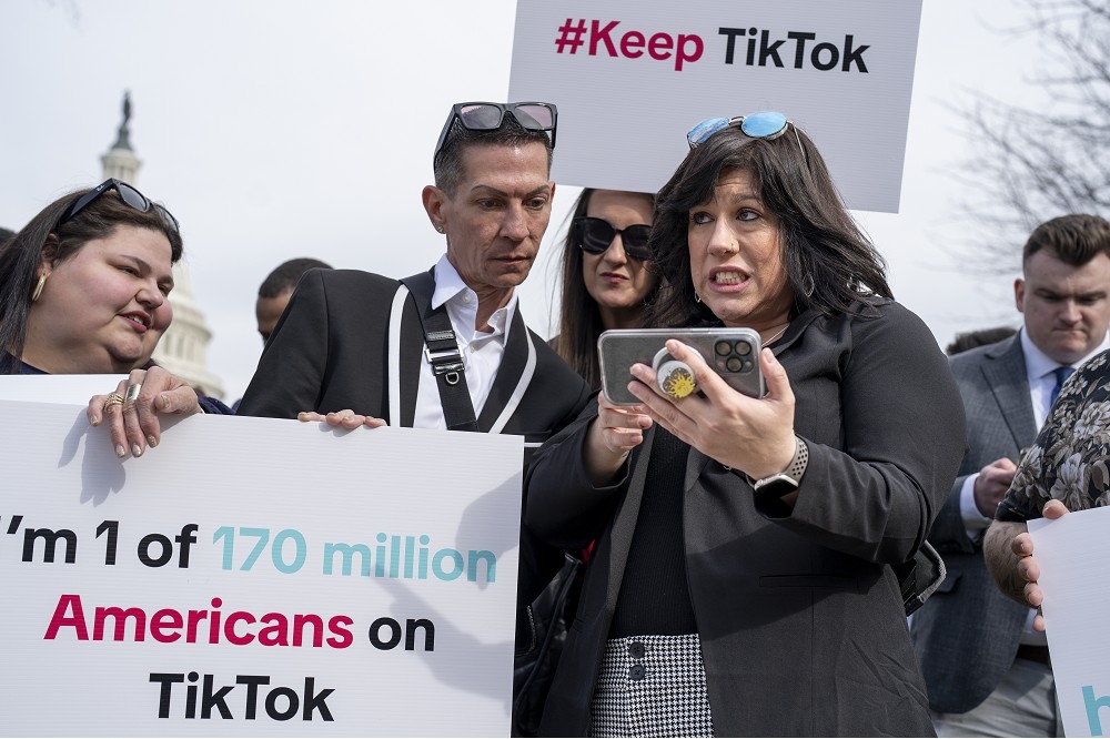 美國眾議院通過限制TikTok的法案，在表決當天，一群TikTok支持者在國會大廈外集會。（美聯社）