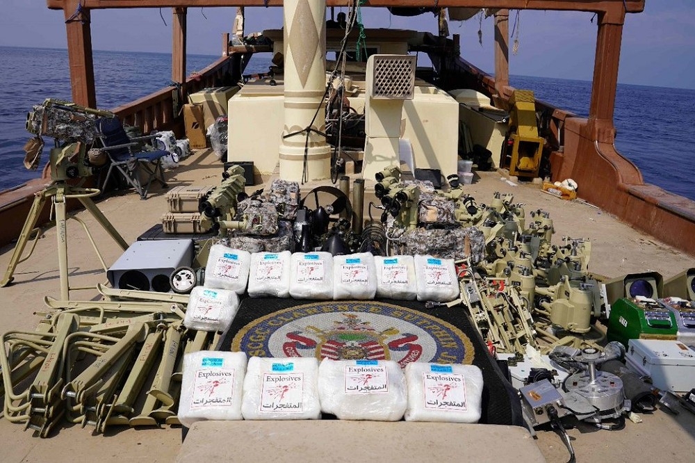 在美国中央司令部指挥下，海岸防卫队拦检渔船起初伊朗运补叶门「青年运动」叛军的大量武器装备。（取自中央司令部）(photo:UpMedia)