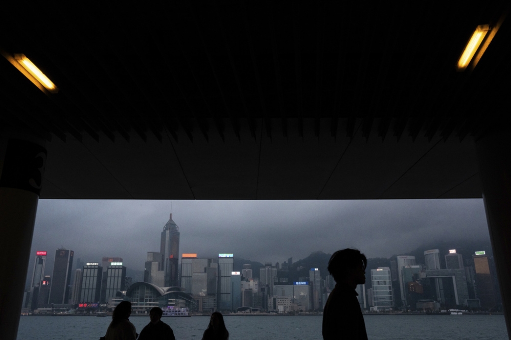 中共所承諾的一國兩制與港人治港必然不可能成功，「其主要的目的是想要將香港這塊自由土地逐漸改變成為共黨統治地區，以免威脅中共未來長遠生存」。（美聯社）