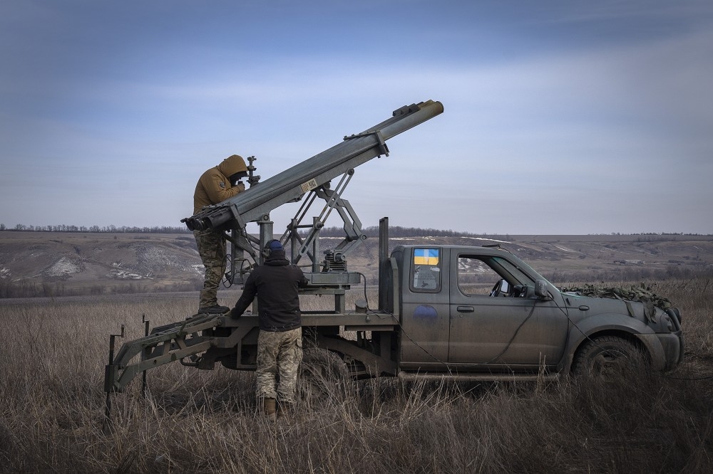 烏克蘭官兵在巴赫姆特周邊部署多管火箭系統，準備向俄軍陣地發動攻擊。（美聯社）