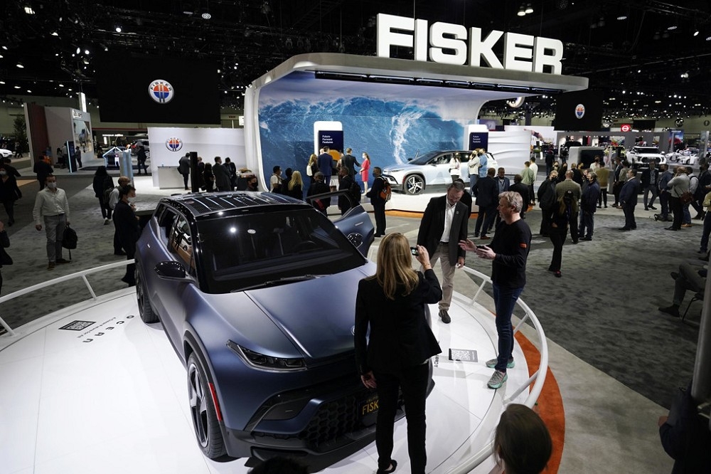 與鴻海有合作關係的Fisker瀕臨破產邊緣。圖為2021年拉斯維加斯車展的Fisker攤位。（美聯社）