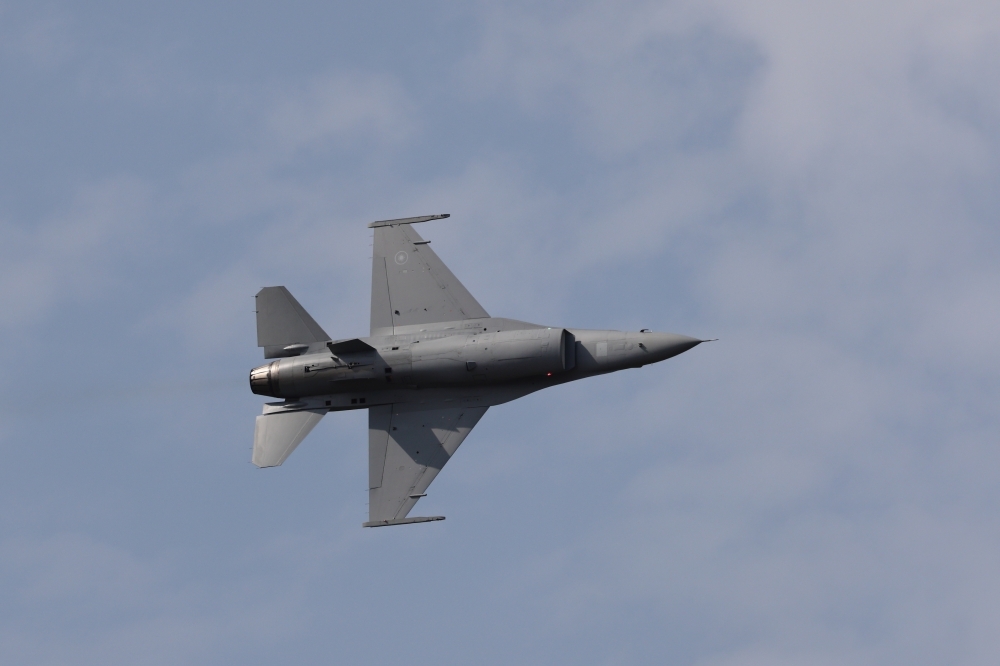 嘉義基地一架F-16戰機今天下午因油量顯示異常，緊急轉降馬公基地。非當事戰機，圖為F-16V BLK20型。（資料照片／陳愷巨攝）