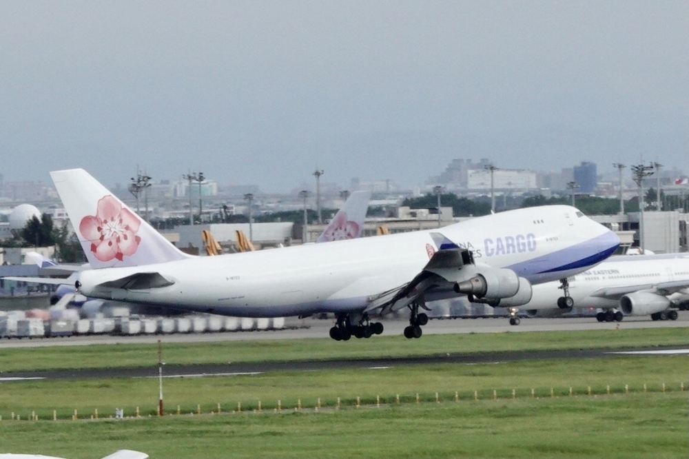 台中2男去年操作無人機擅闖桃機禁航區8次，還曾造成跑道飛機暫停起降，今遭到檢方起訴。（資料照片／王侑聖攝）