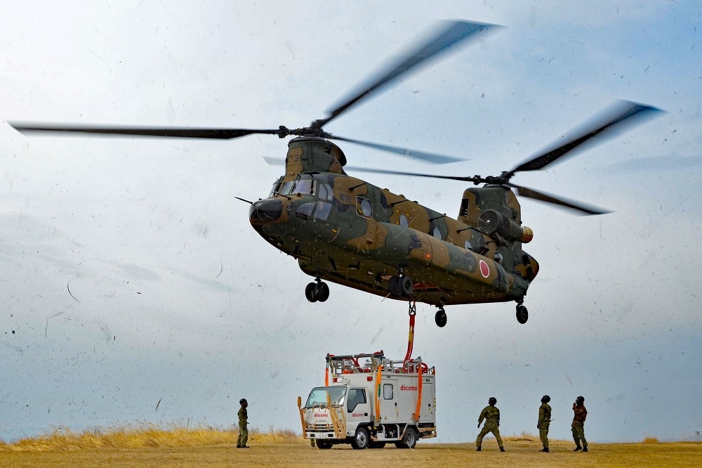 九州大分县传出自卫队直升机坠机事件，稍后官方即出面辟谣。图为陆自直升机执行人道救援任务。（取自陆自西部方面队）(photo:UpMedia)
