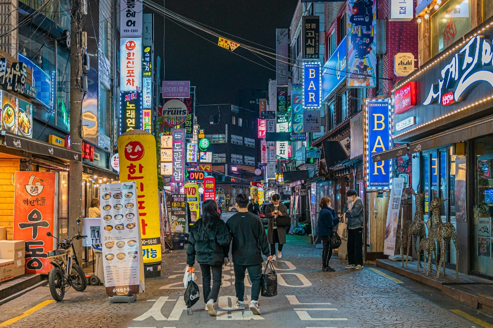 一名男子去年底赴首爾旅遊，期間在街頭拍了一名當地女子5秒後被民眾檢舉，並被警方拘留、限制出境，至今快3個月仍無法回台。示意圖。（取自pexels）