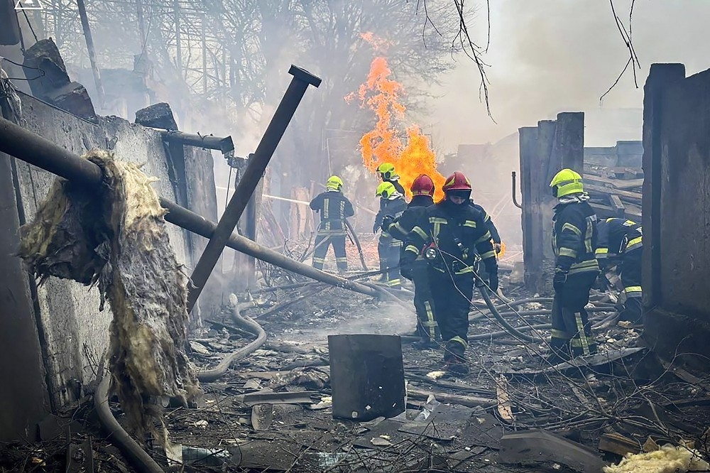 烏克蘭南部港市敖德薩，16日遭到俄軍自開戰以來最大規模的飛彈攻擊，至少造成20人死亡。（美聯社）
