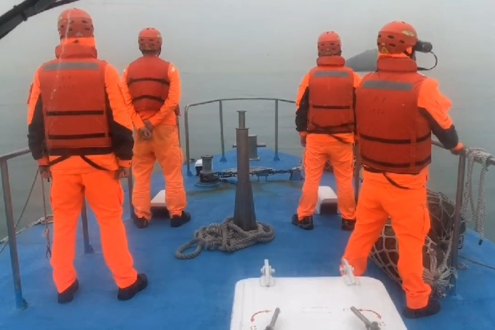 金門及馬祖接連發生中國籍船員落海案，因濃霧影響，海巡署以安全為前提協助搜救。（翻攝畫面）