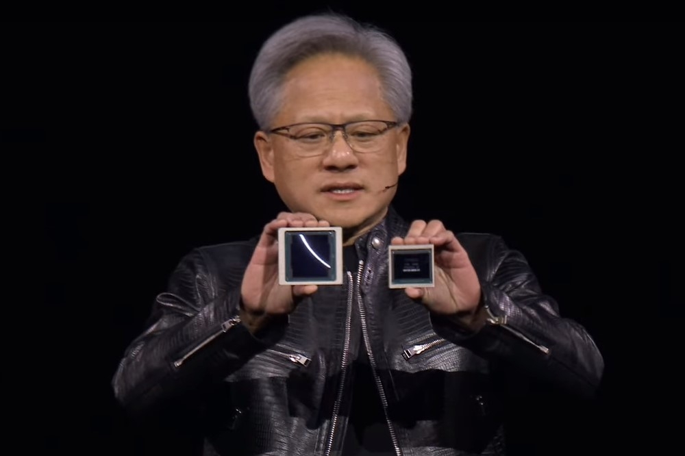 黄仁勋拿出最新一代GPU的B200晶片，和前一代晶片进行比对。（截自影片）(photo:UpMedia)