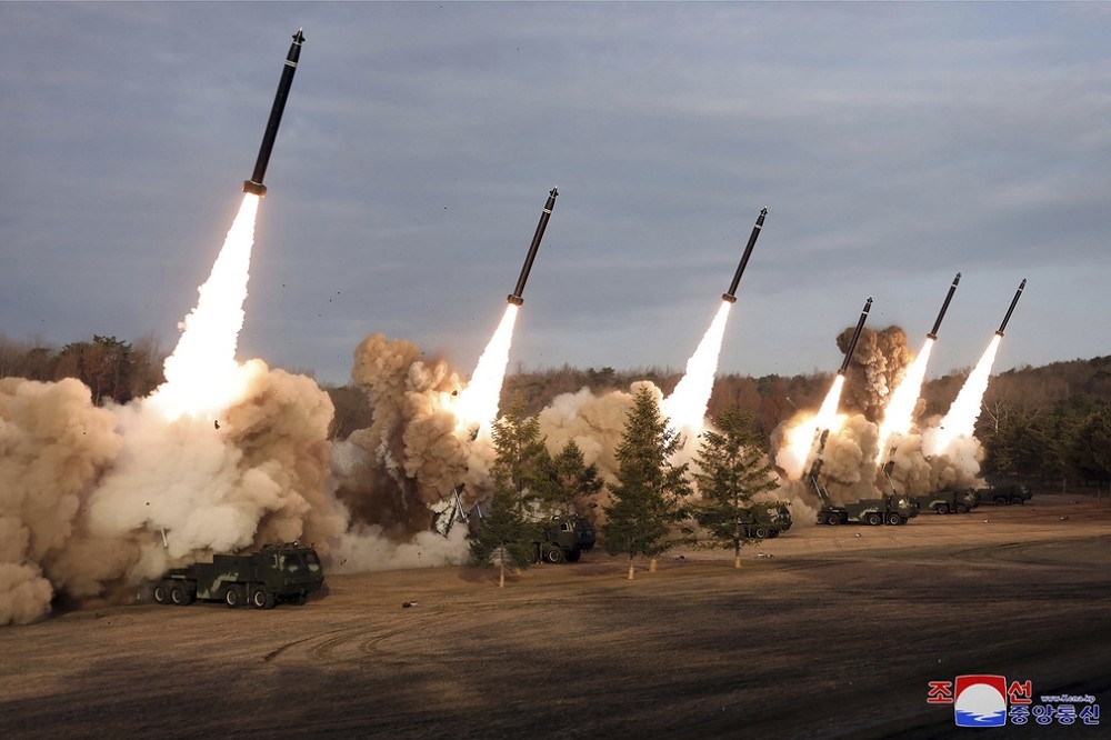 北韓演習發射600公厘超大型多管火箭。（美聯社）