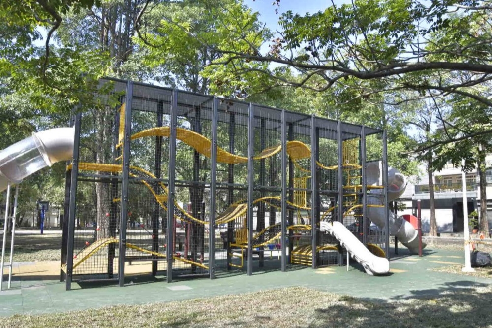 高雄市燕巢區的南燕公園打造泥火山遊戲籠。（取自陳其邁臉書粉專）