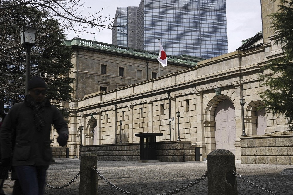 日本銀行今天宣布升息，結束大規模寬鬆政策。（美聯社）