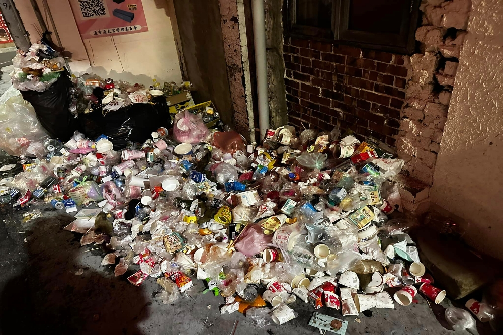 白沙屯媽祖進香，附近居民卻發現家門口出現大量垃圾。（擷取自白沙屯媽祖勇腳粉絲團）