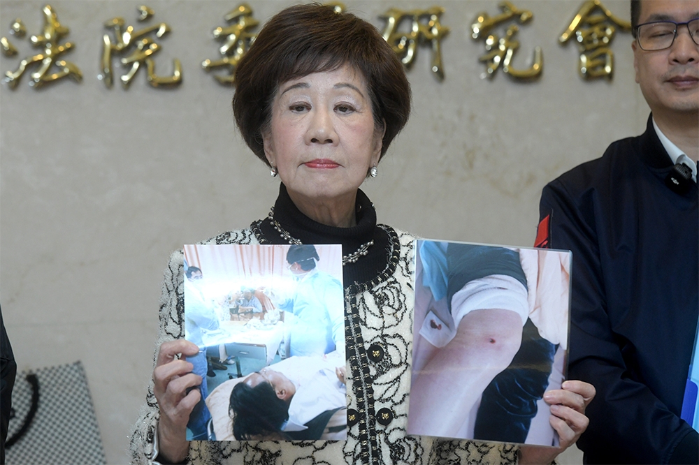 前副總統呂秀蓮拿出當年受傷照片，要求重辦「319槍擊案」。（張哲偉攝）