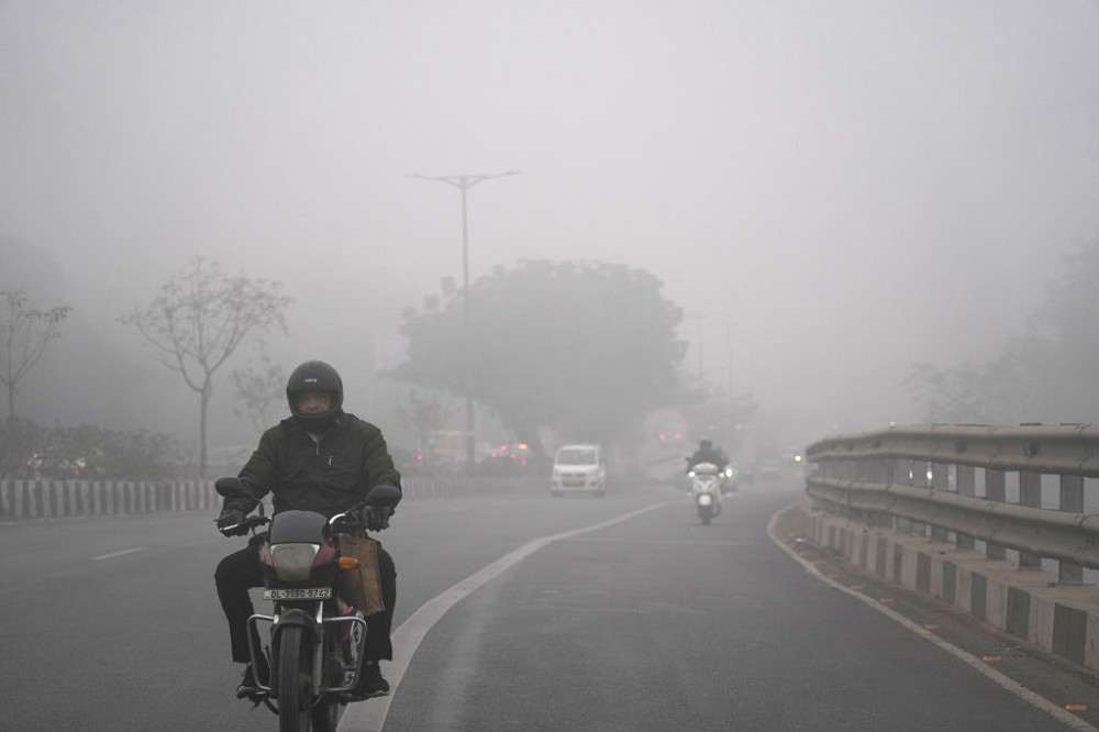 印度名列全球空污最嚴重的第3名，圖為印度首都新德里，空氣中滿佈污染與有害物質的情形。（美聯社）