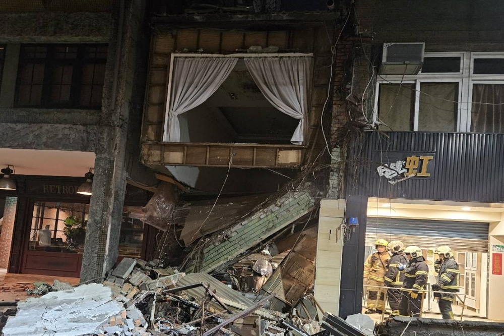 臺北市大安區文昌街245號的老舊公寓，於昨天深夜10點32分坍塌。（翻攝畫面）