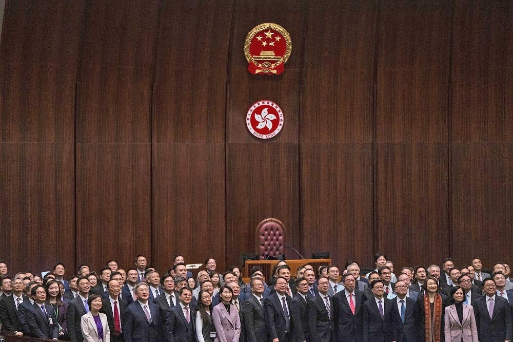 19日晚上近7時，香港立法會89名議員三讀全票通過草案，整個過程只用了50天。（美聯社）