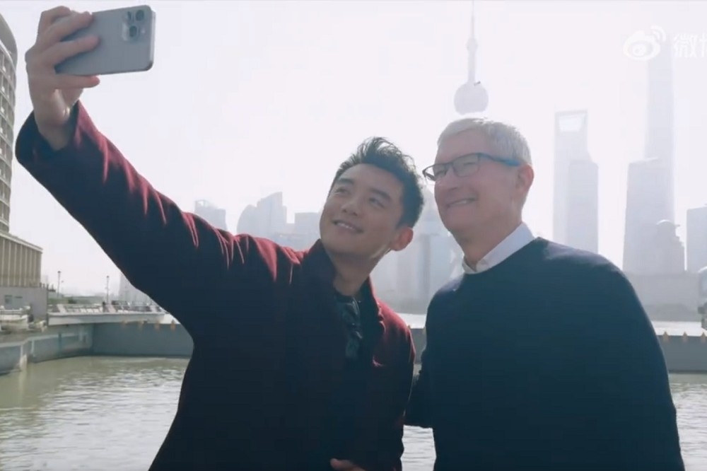 庫克今天發布與鄭愷同遊上海的影片。（取自微博）