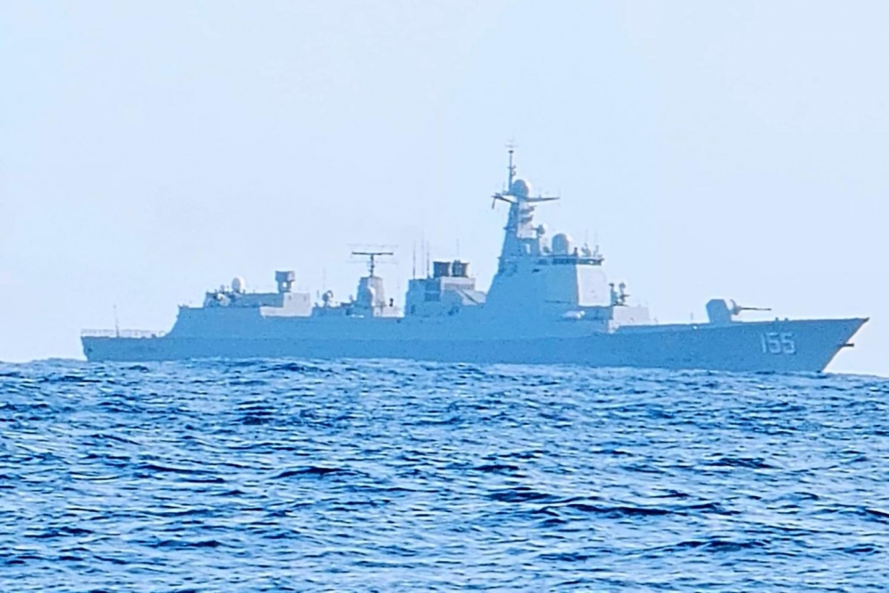中國解放軍052D型飛彈驅逐艦「南京艦」被記錄到在東部海域出沒，並和拉法葉級艦對峙。（「Taiwan ADIZ」粉專提供）
