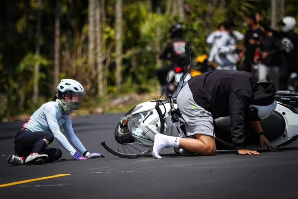 騎乘單車的謝女遭17歲無照少年騎機車追撞。（資料照片／翻攝自爆料公社）