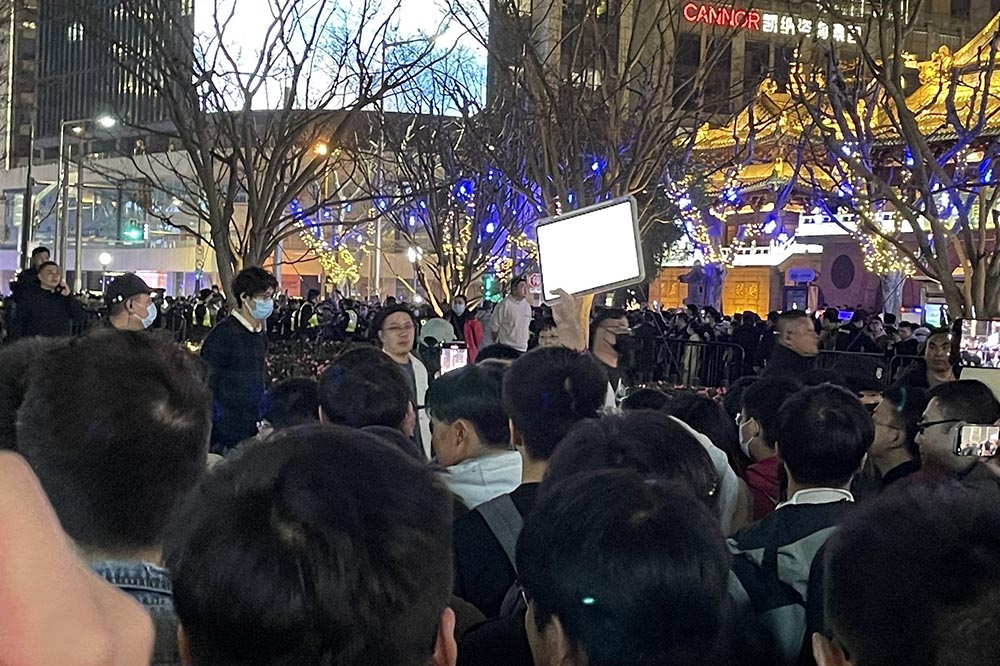 蘋果上海新店開幕，現場有民眾舉起白螢幕iPad抗議。（取自@whyyoutouzhele）