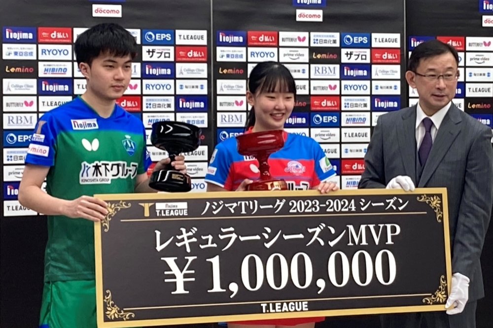 台灣桌球好手「小林同學」林昀儒（左）在今天獲得日本桌球T聯賽的例行賽男子MVP。（取自 T.LEAGUE官網）