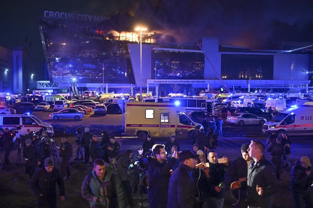 莫斯科近郊一座音樂廳遭到恐攻，「伊斯蘭國」宣稱犯案。（美聯社）