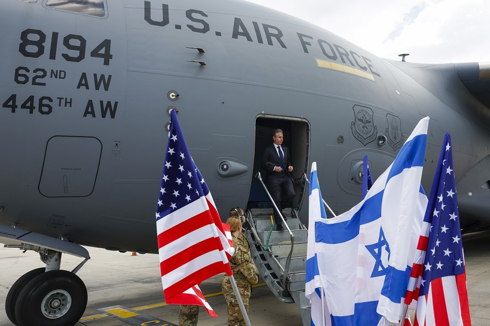 美国国务卿布林肯搭乘美军专机抵达以色列，与包括纳坦雅胡在内的以色列战争内阁进行对话。（美联社）(photo:UpMedia)