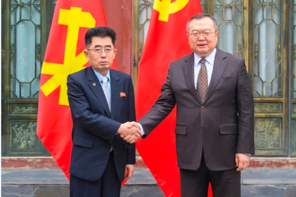 北韓勞動黨國際部部長金成男（左）21日率團抵達北京，與中共中央對外聯絡部部長劉建超。（右）會面。（取自中國駐北韓大使館官網）